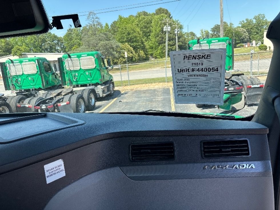 Day Cab Tractor-Heavy Duty Tractors-Freightliner-2022-T11664ST-Prince George-VA-552,178\n\t\tmiles-$ 44,000 - Image 13