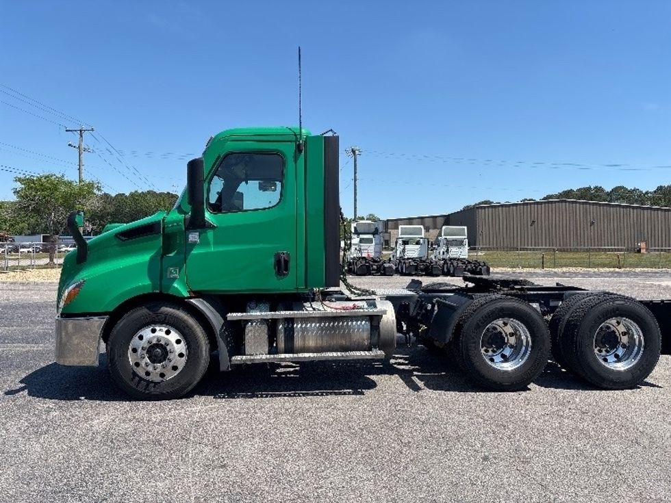 Day Cab Tractor-Heavy Duty Tractors-Freightliner-2022-T11664ST-Prince George-VA-552,178\n\t\tmiles-$ 44,000 - Image 4