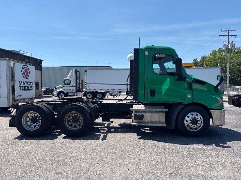 Day Cab Tractor-Heavy Duty Tractors-Freightliner-2022-T11664ST-Prince George-VA-552,178\n\t\tmiles-$ 44,000 - Image 8