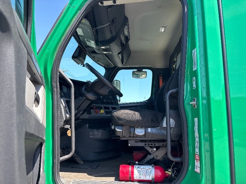 Day Cab Tractor-Heavy Duty Tractors-Freightliner-2022-T11664ST-Prince George-VA-552,178\n\t\tmiles-$ 44,000 - Image 9