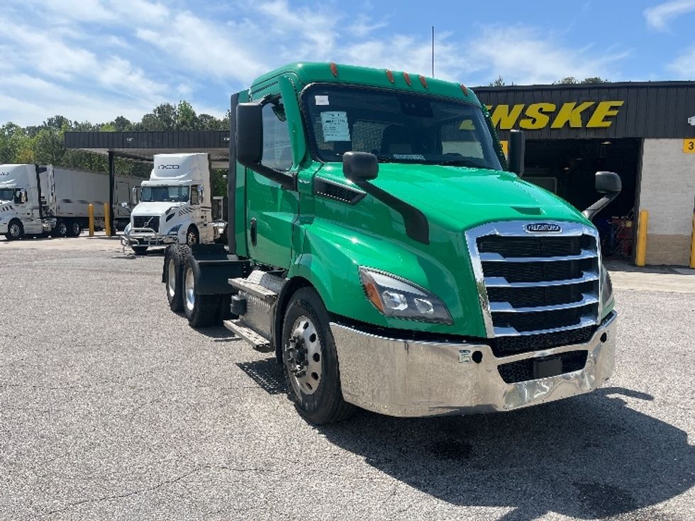 Day Cab Tractor-Heavy Duty Tractors-Freightliner-2022-T11664ST-Prince George-VA-553,919\n\t\tmiles-$ 46,750 - Image 1