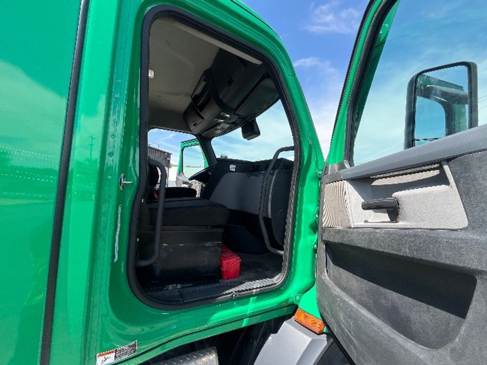 Day Cab Tractor-Heavy Duty Tractors-Freightliner-2022-T11664ST-Prince George-VA-553,919\n\t\tmiles-$ 46,750 - Image 12
