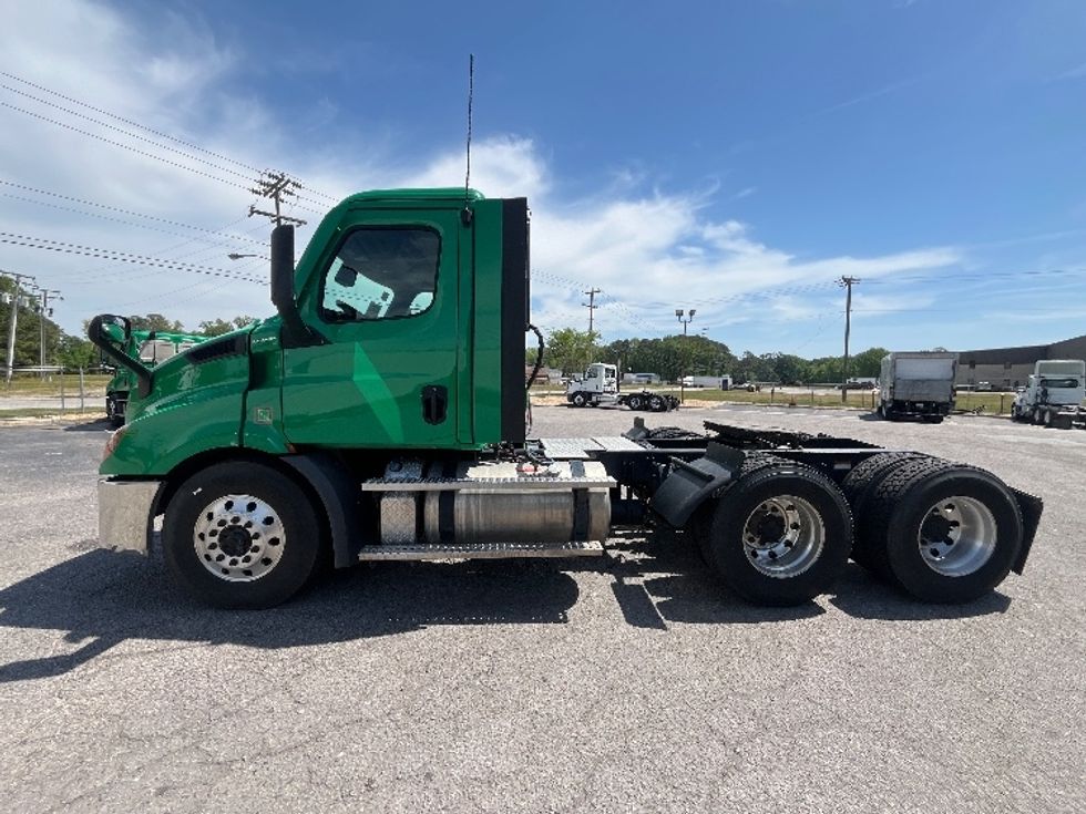 Day Cab Tractor-Heavy Duty Tractors-Freightliner-2022-T11664ST-Prince George-VA-553,919\n\t\tmiles-$ 46,750 - Image 4