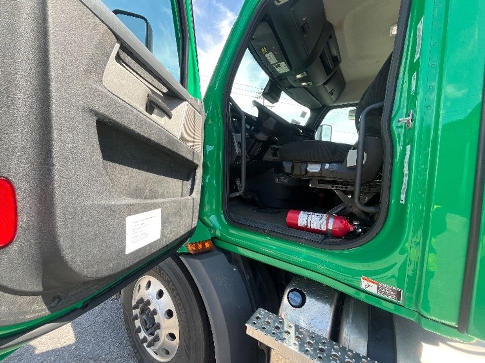 Day Cab Tractor-Heavy Duty Tractors-Freightliner-2022-T11664ST-Prince George-VA-553,919\n\t\tmiles-$ 46,750 - Image 9