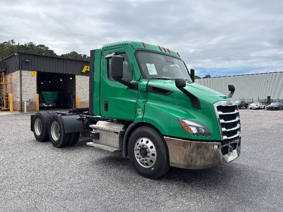 Day Cab Tractor-Heavy Duty Tractors-Freightliner-2022-T11664ST-Prince George-VA-603,235\n\t\tmiles-$ 32,500 - Image 1