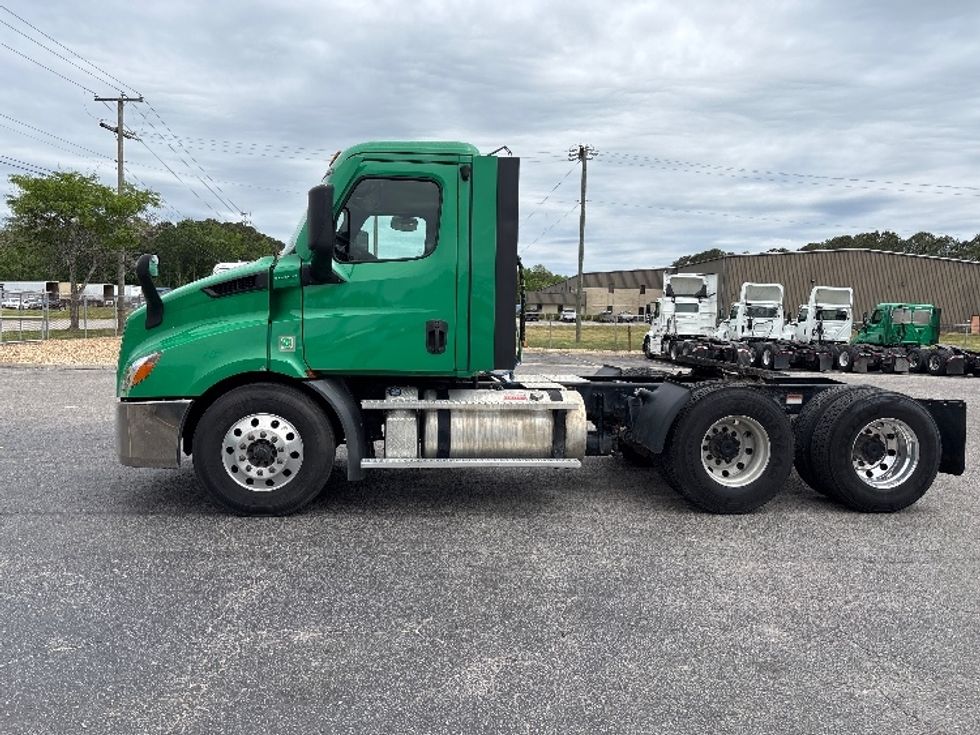 Day Cab Tractor-Heavy Duty Tractors-Freightliner-2022-T11664ST-Prince George-VA-603,235\n\t\tmiles-$ 32,500 - Image 4
