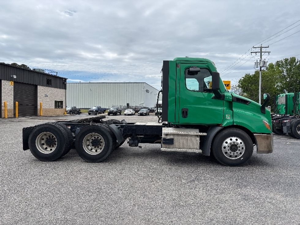 Day Cab Tractor-Heavy Duty Tractors-Freightliner-2022-T11664ST-Prince George-VA-603,235\n\t\tmiles-$ 32,500 - Image 8