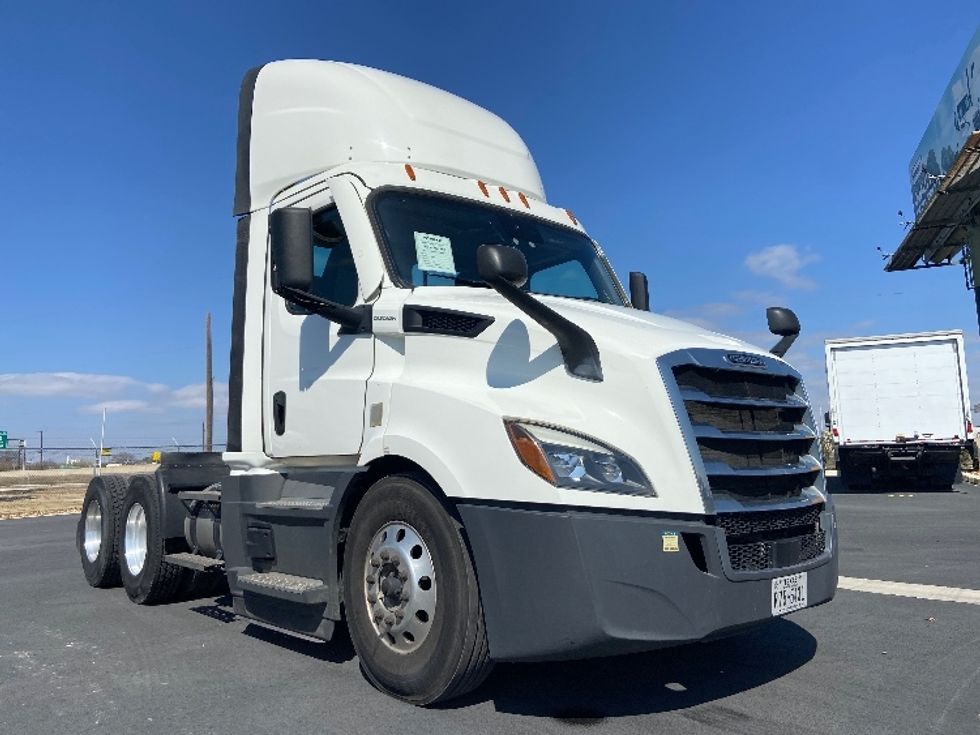 Day Cab Tractor-Heavy Duty Tractors-Freightliner-2022-T11664ST-San Antonio-TX-568,482\n\t\tmiles-$ 47,250 - Image 1
