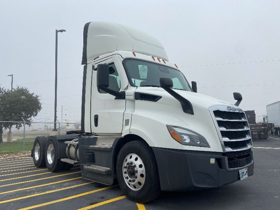Day Cab Tractor-Heavy Duty Tractors-Freightliner-2022-T11664ST-San Antonio-TX-574,440\n\t\tmiles-$ 47,500 - Image 1