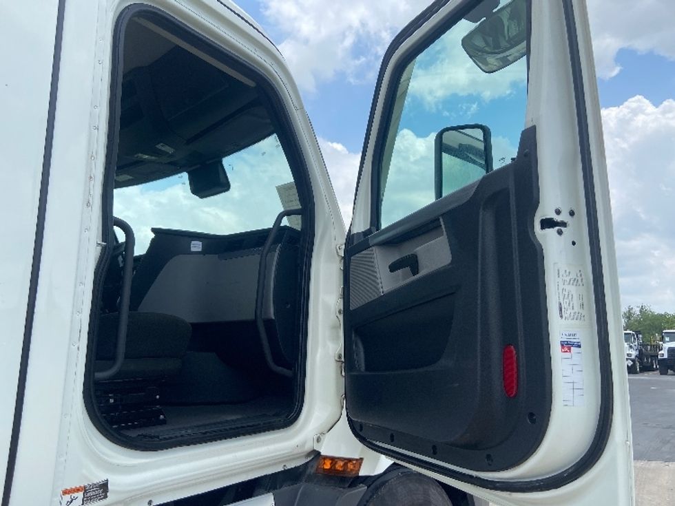 Day Cab Tractor-Heavy Duty Tractors-Freightliner-2022-T11664ST-San Antonio-TX-606,967\n\t\tmiles-$ 36,500 - Image 12
