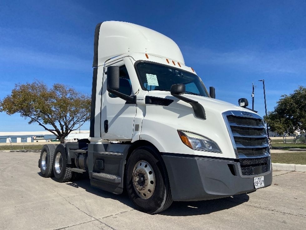 Day Cab Tractor-Heavy Duty Tractors-Freightliner-2022-T11664ST-San Antonio-TX-683,609\n\t\tmiles-$ 29,750 - Image 1