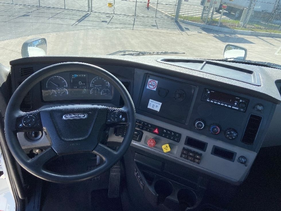 Day Cab Tractor-Heavy Duty Tractors-Freightliner-2022-T11664ST-San Antonio-TX-683,609\n\t\tmiles-$ 29,750 - Image 11
