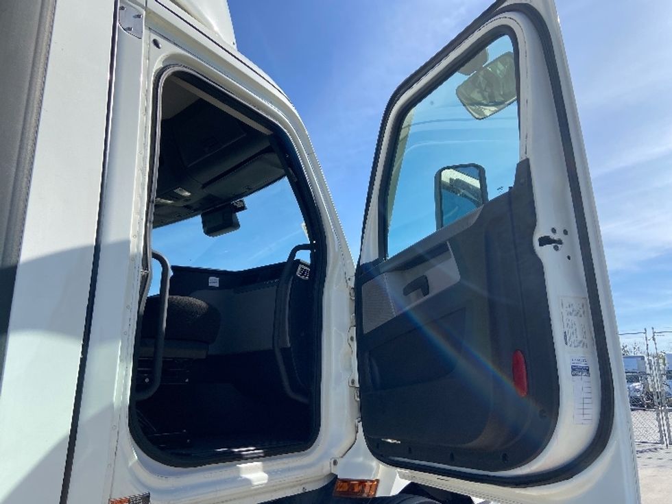 Day Cab Tractor-Heavy Duty Tractors-Freightliner-2022-T11664ST-San Antonio-TX-683,609\n\t\tmiles-$ 29,750 - Image 12