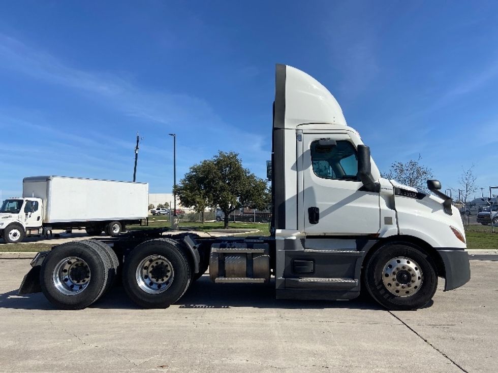 Day Cab Tractor-Heavy Duty Tractors-Freightliner-2022-T11664ST-San Antonio-TX-683,609\n\t\tmiles-$ 29,750 - Image 8