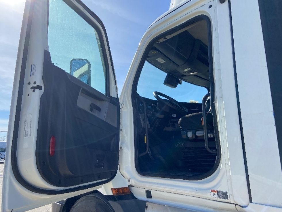 Day Cab Tractor-Heavy Duty Tractors-Freightliner-2022-T11664ST-San Antonio-TX-683,609\n\t\tmiles-$ 29,750 - Image 9