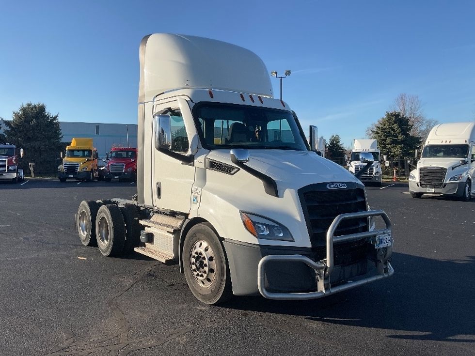 Day Cab Tractor-Heavy Duty Tractors-Freightliner-2022-T11664ST-South Bend-IN-504,078\n\t\tmiles-$ 46,500 - Image 1