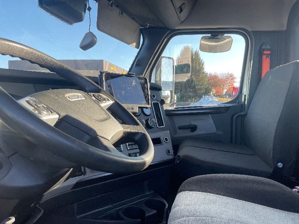 Day Cab Tractor-Heavy Duty Tractors-Freightliner-2022-T11664ST-South Bend-IN-504,078\n\t\tmiles-$ 46,500 - Image 10