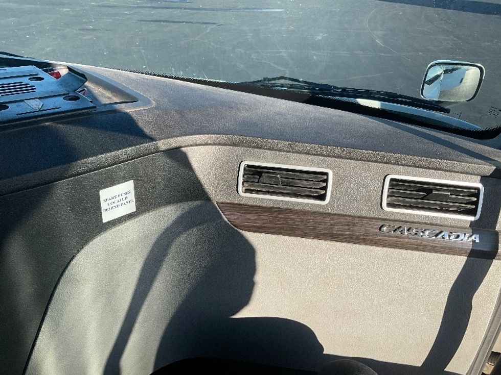 Day Cab Tractor-Heavy Duty Tractors-Freightliner-2022-T11664ST-South Bend-IN-504,078\n\t\tmiles-$ 46,500 - Image 13