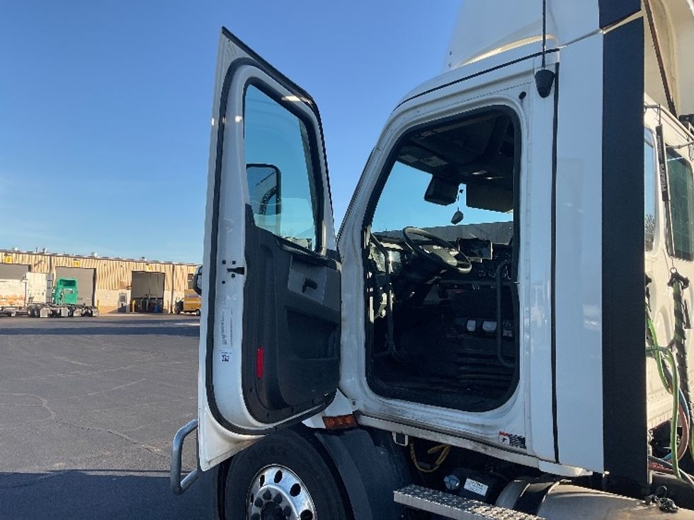 Day Cab Tractor-Heavy Duty Tractors-Freightliner-2022-T11664ST-South Bend-IN-504,078\n\t\tmiles-$ 46,500 - Image 9