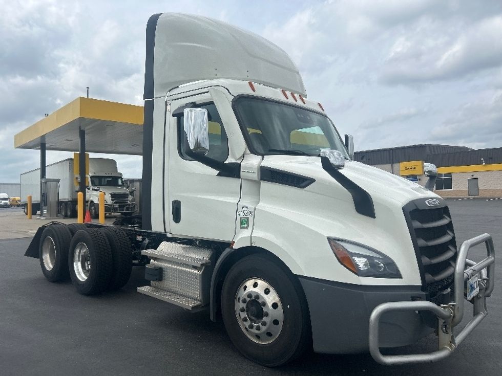 Day Cab Tractor-Heavy Duty Tractors-Freightliner-2022-T11664ST-Windsor-WI-588,112\n\t\tmiles-$ 42,750 - Image 1