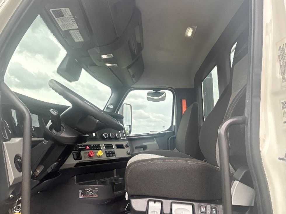Day Cab Tractor-Heavy Duty Tractors-Freightliner-2022-T11664ST-Windsor-WI-588,112\n\t\tmiles-$ 42,750 - Image 10