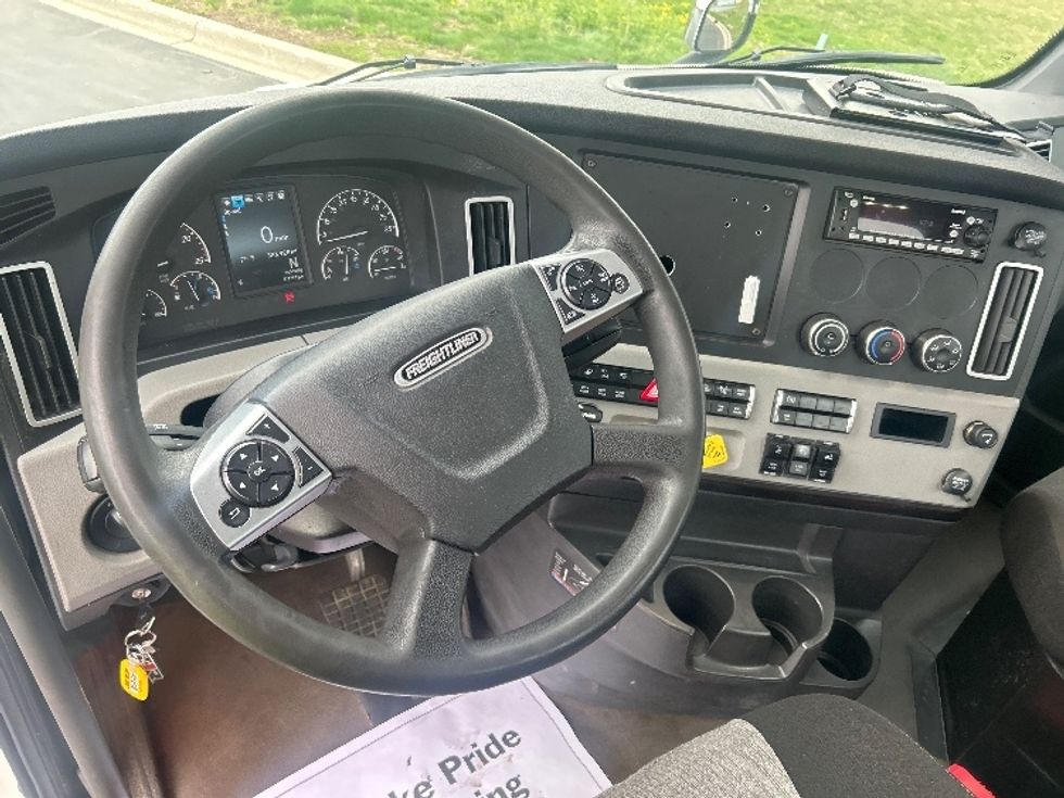 Day Cab Tractor-Heavy Duty Tractors-Freightliner-2022-T11664ST-Windsor-WI-588,112\n\t\tmiles-$ 42,750 - Image 11