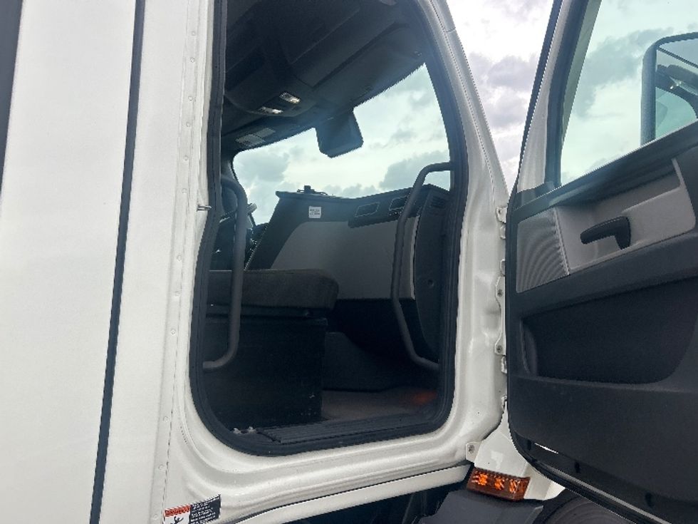 Day Cab Tractor-Heavy Duty Tractors-Freightliner-2022-T11664ST-Windsor-WI-588,112\n\t\tmiles-$ 42,750 - Image 12