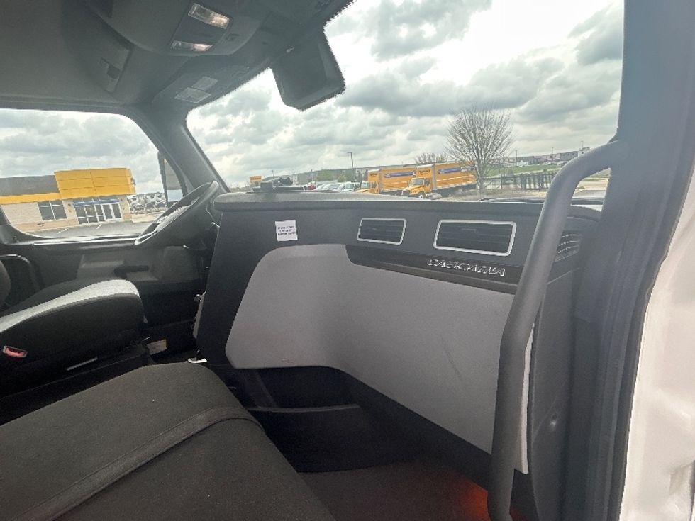 Day Cab Tractor-Heavy Duty Tractors-Freightliner-2022-T11664ST-Windsor-WI-588,112\n\t\tmiles-$ 42,750 - Image 13
