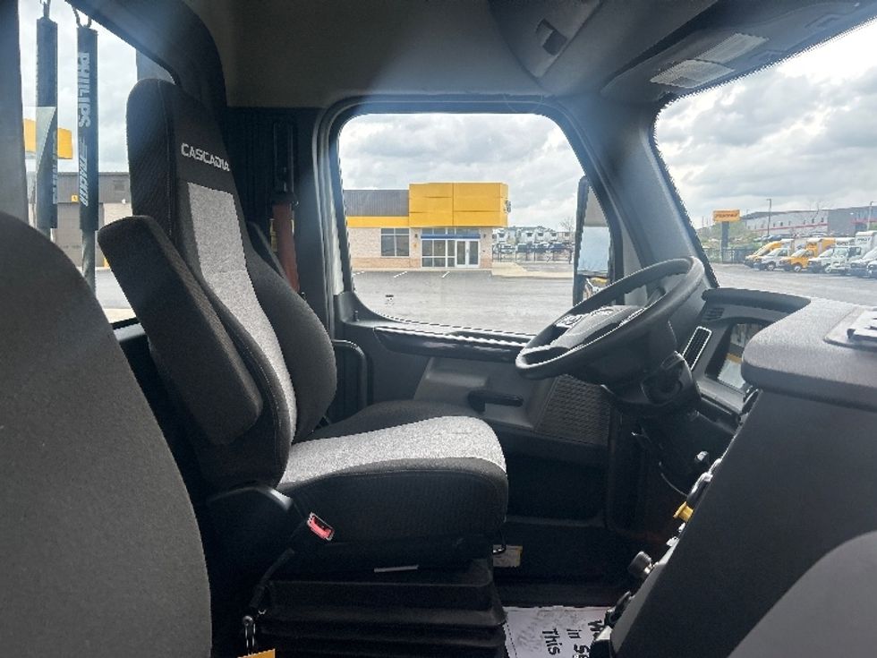 Day Cab Tractor-Heavy Duty Tractors-Freightliner-2022-T11664ST-Windsor-WI-588,112\n\t\tmiles-$ 42,750 - Image 14
