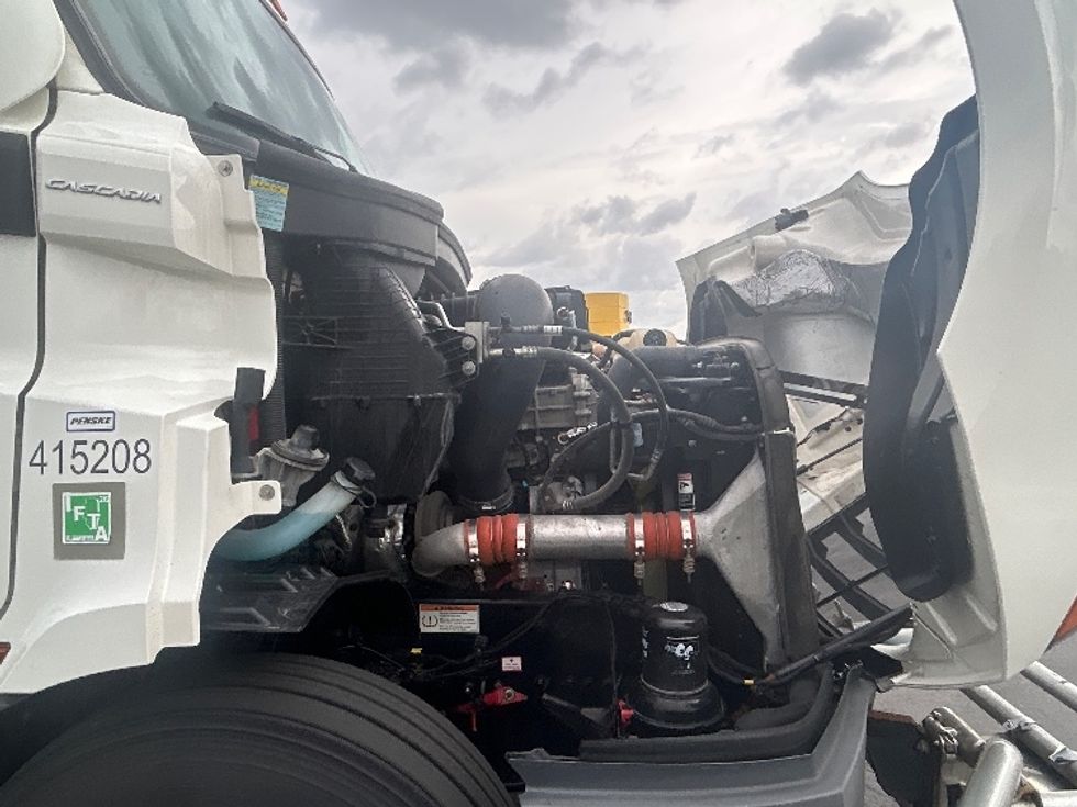 Day Cab Tractor-Heavy Duty Tractors-Freightliner-2022-T11664ST-Windsor-WI-588,112\n\t\tmiles-$ 42,750 - Image 15