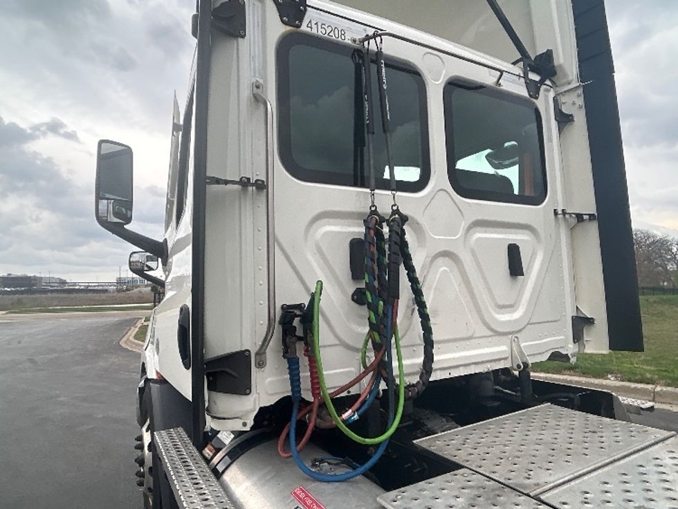 Day Cab Tractor-Heavy Duty Tractors-Freightliner-2022-T11664ST-Windsor-WI-588,112\n\t\tmiles-$ 42,750 - Image 17