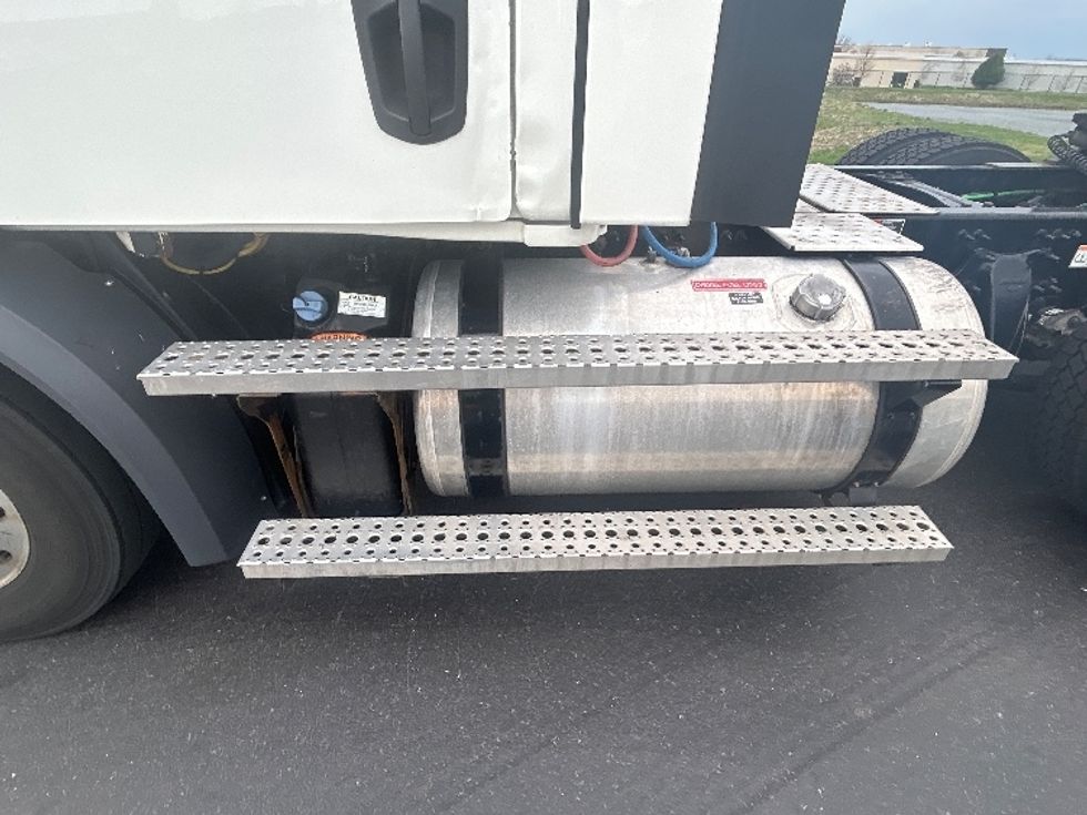 Day Cab Tractor-Heavy Duty Tractors-Freightliner-2022-T11664ST-Windsor-WI-588,112\n\t\tmiles-$ 42,750 - Image 19