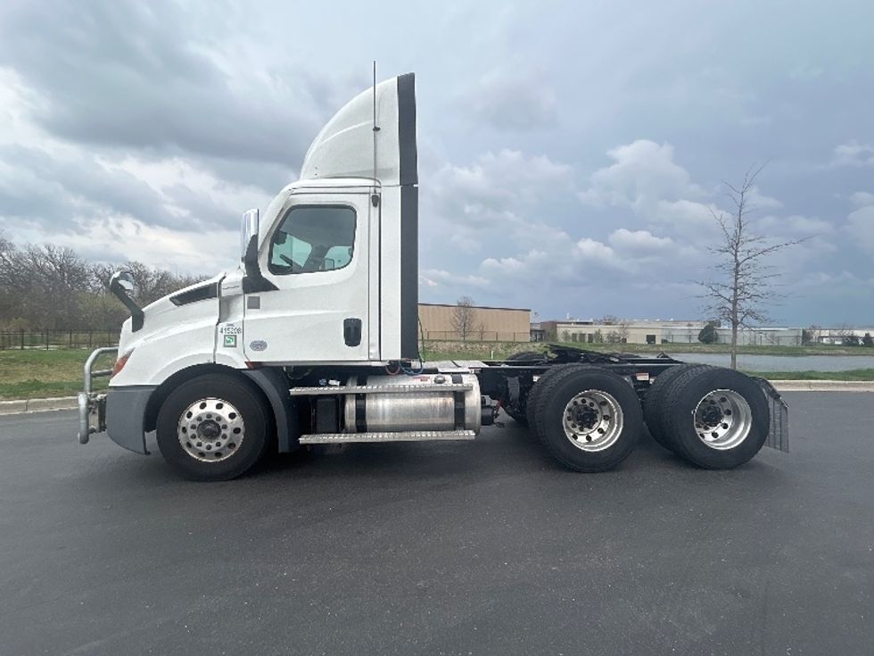 Day Cab Tractor-Heavy Duty Tractors-Freightliner-2022-T11664ST-Windsor-WI-588,112\n\t\tmiles-$ 42,750 - Image 4