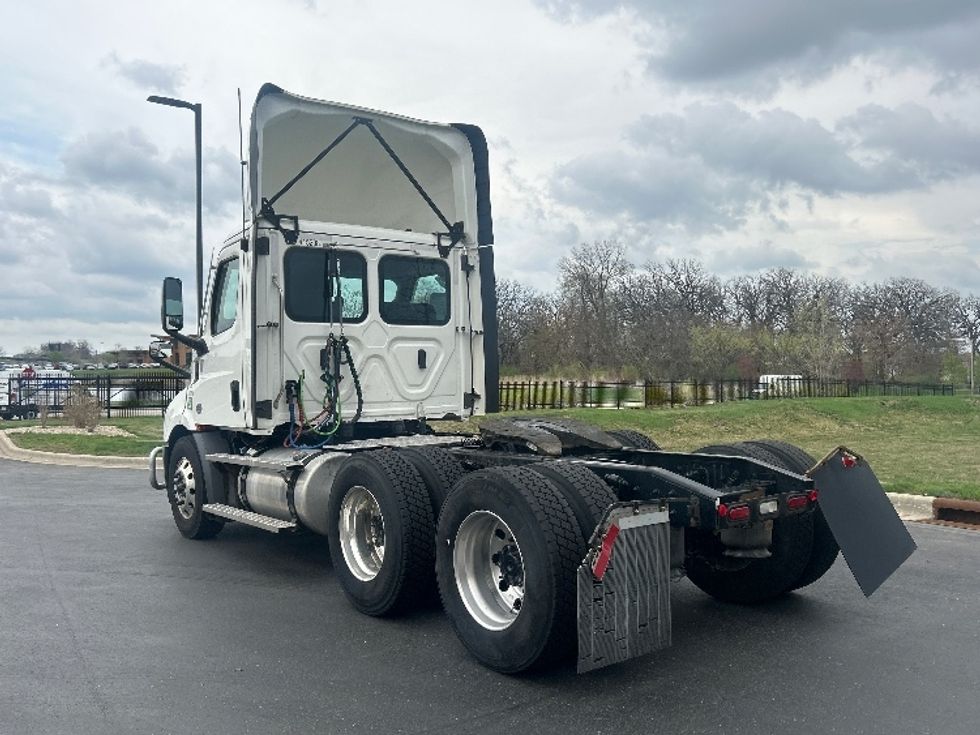 Day Cab Tractor-Heavy Duty Tractors-Freightliner-2022-T11664ST-Windsor-WI-588,112\n\t\tmiles-$ 42,750 - Image 5