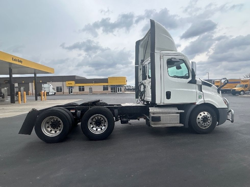 Day Cab Tractor-Heavy Duty Tractors-Freightliner-2022-T11664ST-Windsor-WI-588,112\n\t\tmiles-$ 42,750 - Image 8