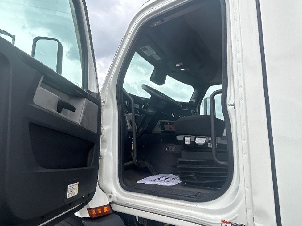 Day Cab Tractor-Heavy Duty Tractors-Freightliner-2022-T11664ST-Windsor-WI-588,112\n\t\tmiles-$ 42,750 - Image 9