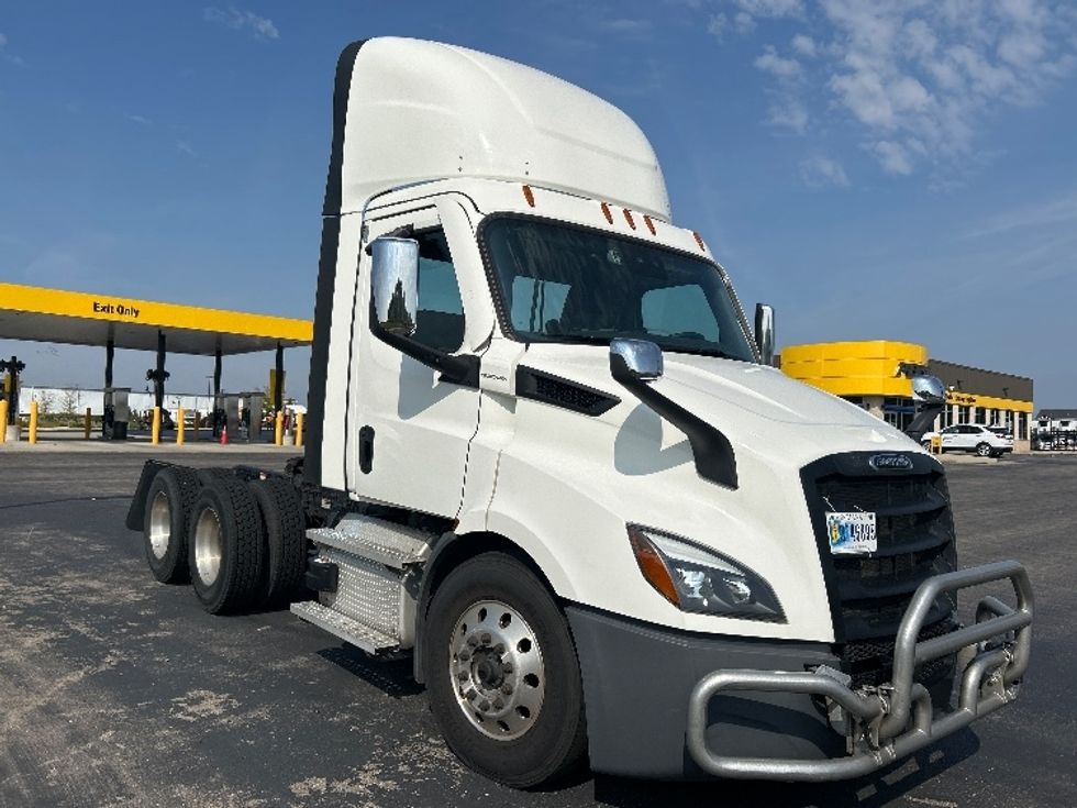 2020 Freightliner Cascadia 126" Day cab photo 16