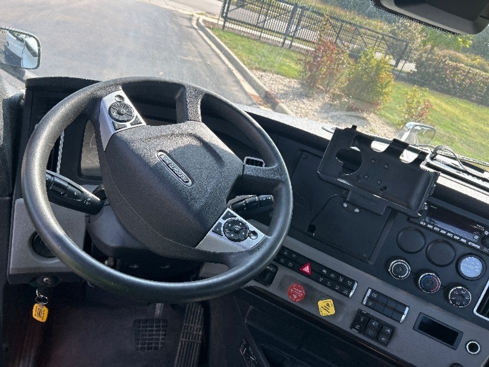Day Cab Tractor-Heavy Duty Tractors-Freightliner-2022-T11664ST-Windsor-WI-629,808\n\t\tmiles-$ 32,000 - Image 11