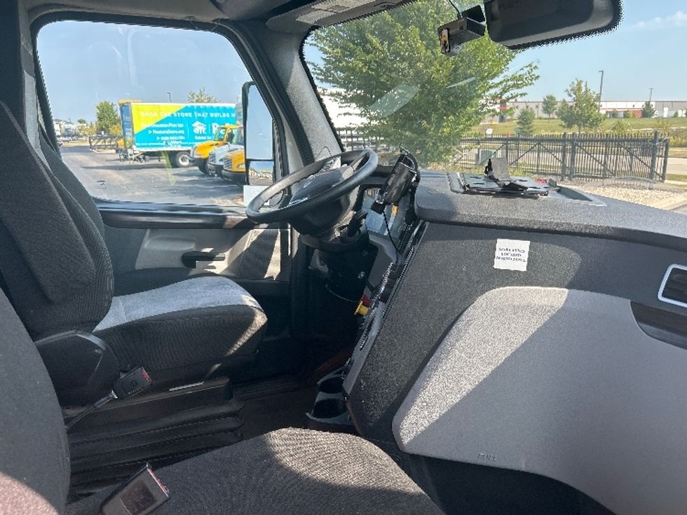 Day Cab Tractor-Heavy Duty Tractors-Freightliner-2022-T11664ST-Windsor-WI-629,808\n\t\tmiles-$ 32,000 - Image 14