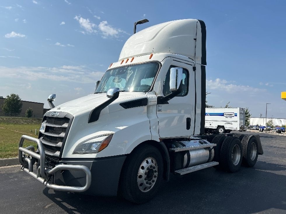 Day Cab Tractor-Heavy Duty Tractors-Freightliner-2022-T11664ST-Windsor-WI-629,808\n\t\tmiles-$ 32,000 - Image 3