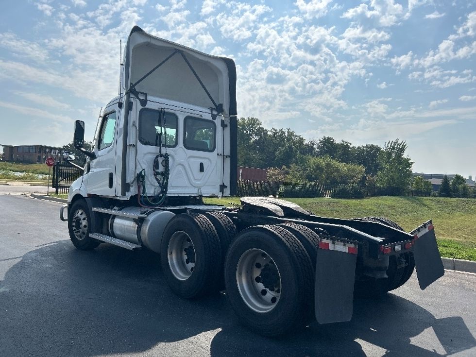 Day Cab Tractor-Heavy Duty Tractors-Freightliner-2022-T11664ST-Windsor-WI-629,808\n\t\tmiles-$ 32,000 - Image 5