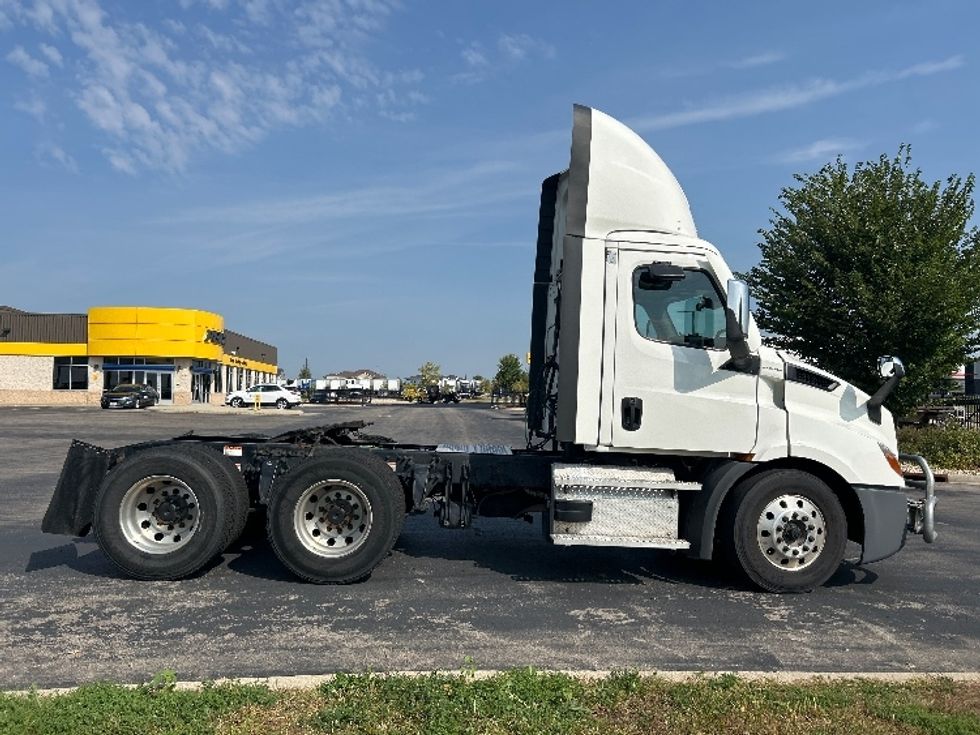Day Cab Tractor-Heavy Duty Tractors-Freightliner-2022-T11664ST-Windsor-WI-629,808\n\t\tmiles-$ 32,000 - Image 8