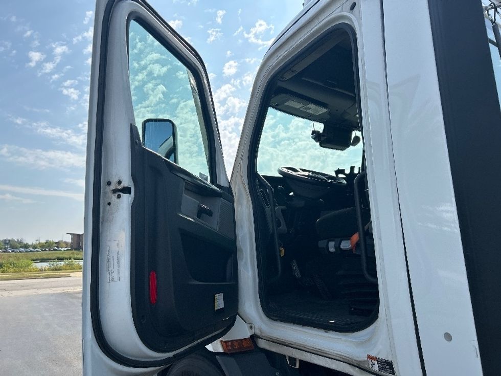 Day Cab Tractor-Heavy Duty Tractors-Freightliner-2022-T11664ST-Windsor-WI-629,808\n\t\tmiles-$ 32,000 - Image 9