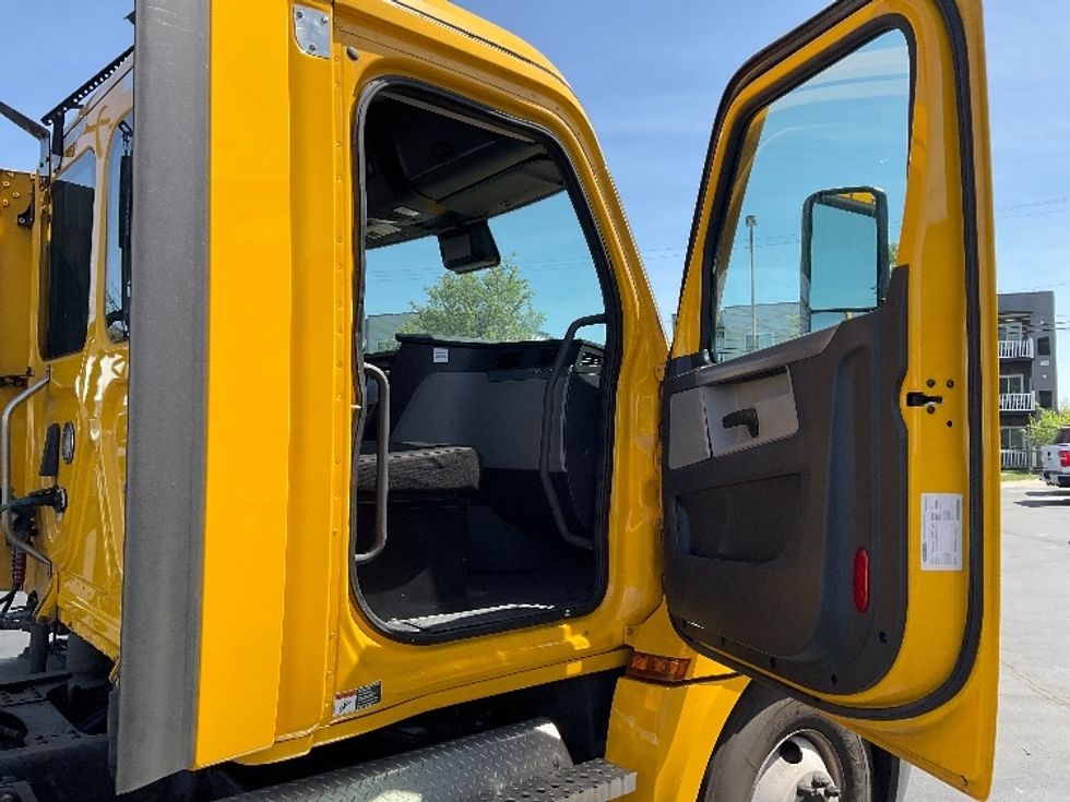 Day Cab Tractor-Heavy Duty Tractors-Freightliner-2022-T12642ST-Bethlehem-PA-328,417\n\t\tmiles-$ 54,250 - Image 12