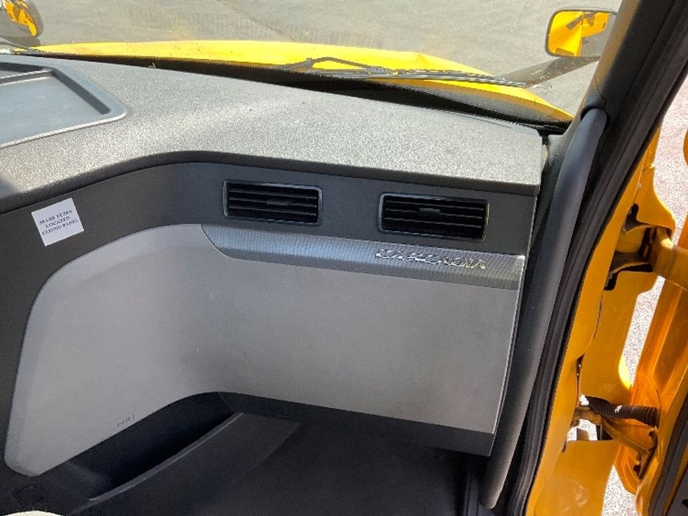 Day Cab Tractor-Heavy Duty Tractors-Freightliner-2022-T12642ST-Bethlehem-PA-328,417\n\t\tmiles-$ 54,250 - Image 13