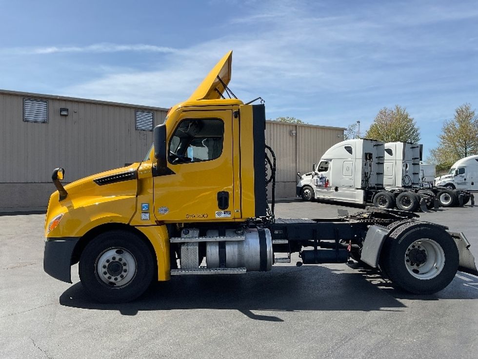 Day Cab Tractor-Heavy Duty Tractors-Freightliner-2022-T12642ST-Bethlehem-PA-328,417\n\t\tmiles-$ 54,250 - Image 4