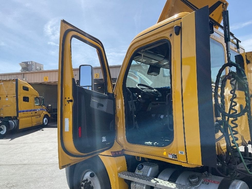 Day Cab Tractor-Heavy Duty Tractors-Freightliner-2022-T12642ST-Bethlehem-PA-328,417\n\t\tmiles-$ 54,250 - Image 9