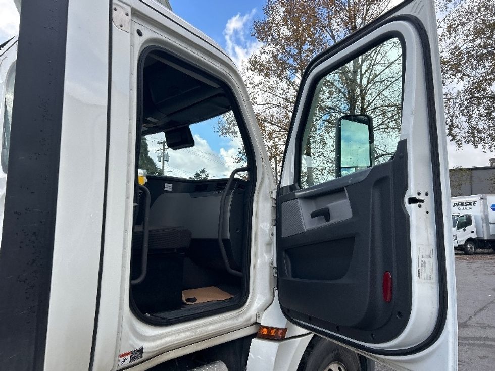 Day Cab Tractor-Heavy Duty Tractors-Freightliner-2022-T12642ST-Burnaby-BC-121,760\n\t\tkm-$ 80,500 - Image 12