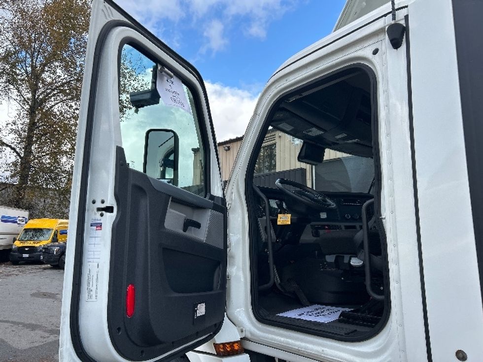 Day Cab Tractor-Heavy Duty Tractors-Freightliner-2022-T12642ST-Burnaby-BC-121,760\n\t\tkm-$ 80,500 - Image 9