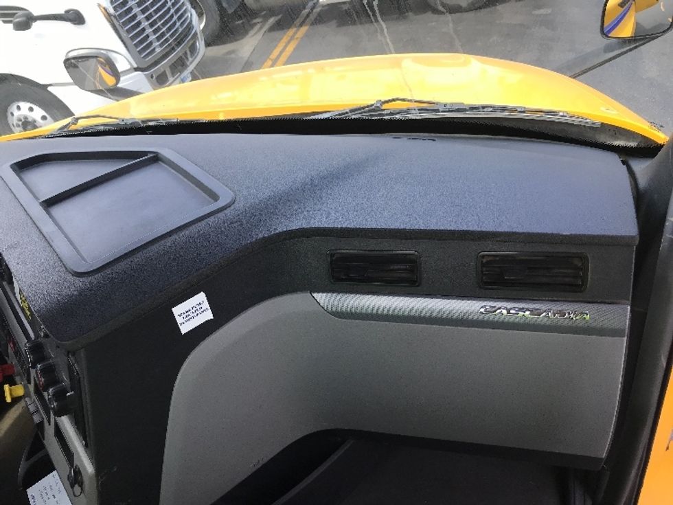 Day Cab Tractor-Heavy Duty Tractors-Freightliner-2022-T12642ST-City Of Industry-CA-363,674\n\t\tmiles-$ 73,500 - Image 13